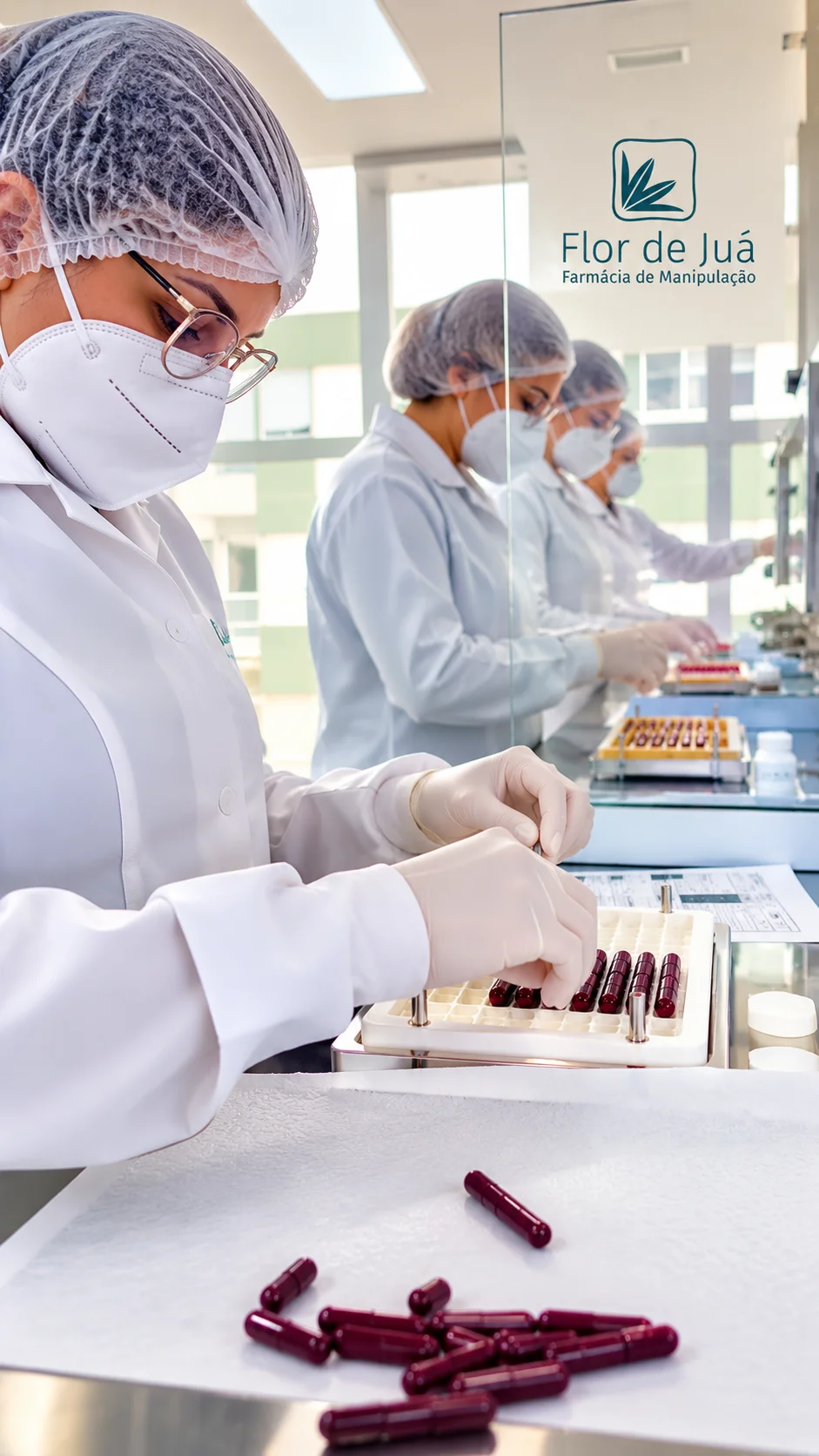 Farmacêuticas manipulando no laboratório da Flor de Juá